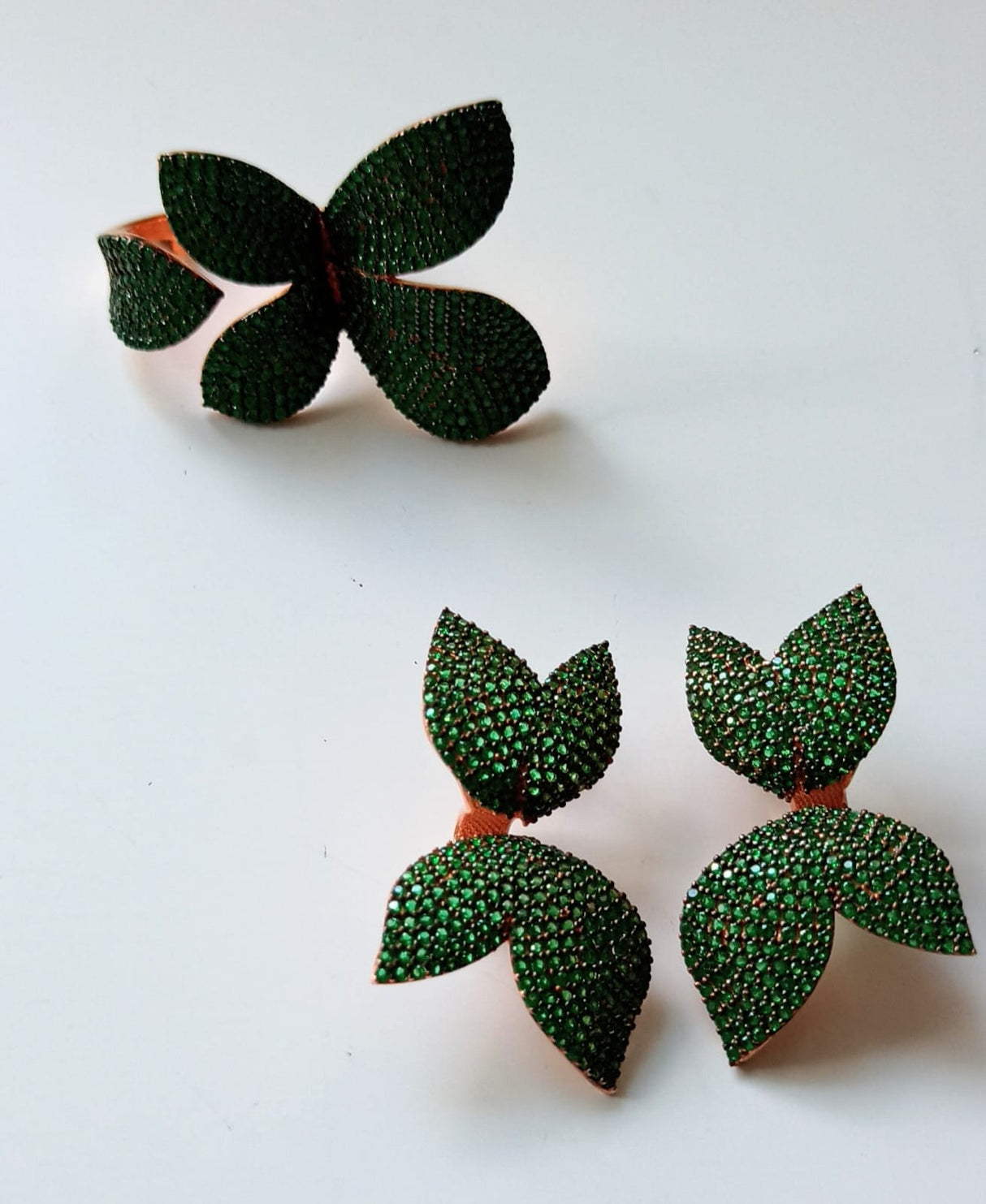 Anillo Magnolia grande y aretes gardenia esmeralda