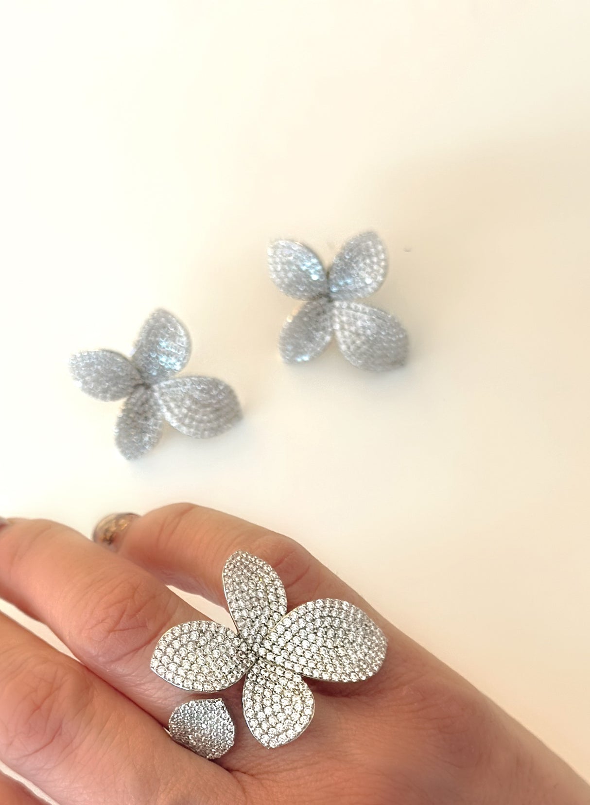 Magnolia plata anillo y aretes